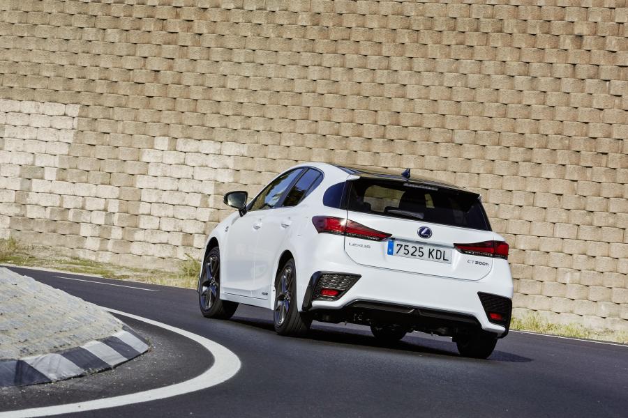 Lexus CT200h F-Sport 2017 года  (WW) (фото 19 из 25)